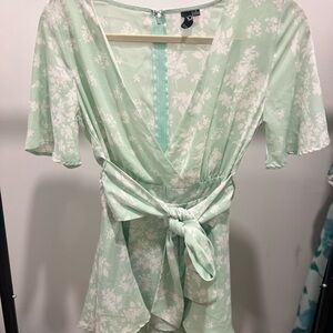 Windsor Mint Green Floral V-Neck Tie-Front Romper - Size Small